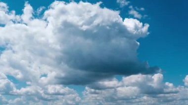 Kümülüs bulutlarının mavi gökyüzünde hareket etme zamanı. Işık bulutları bulut uzayında şekillerini değiştirirler. Harika bir gökyüzü. Kabarık beyaz bulutlar, zaman atlaması. Uzayı kopyala Hava değişikliği. Doğa arkaplanı