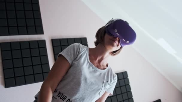 Young Woman Helmet Plays Game Home Emotional Female Using Virtual — Stok video