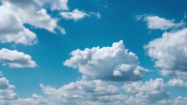 Timelapse Nubes Cúmulos Moviéndose Cielo Azul Las Nubes Luz Cambian — Vídeo de stock