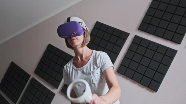 Young Woman Helmet Plays Game Home Emotional Female Using Virtual — Vídeo de stock