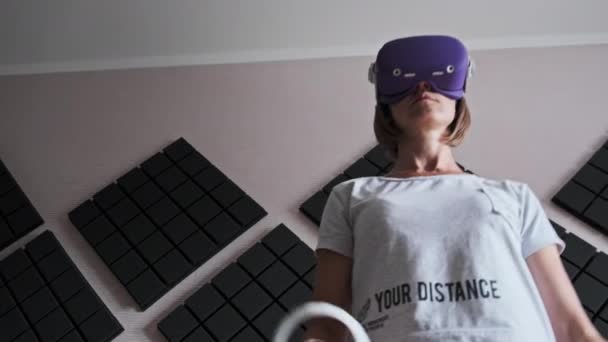 Μια Νεαρή Γυναίκα Κράνος Εικονικής Πραγματικότητας Παίζει Ένα Παιχνίδι Στο — Αρχείο Βίντεο