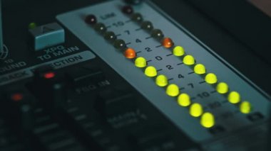 Karıştırma konsolundaki ses seviyesi sinyalinin LED göstergesi. VU çıkış göstergesinde yeşil ve sarı şeritli yakın çekim. Ses düzeyi ampulleri değişiyor. Ses çubuğundaki Stereo metre