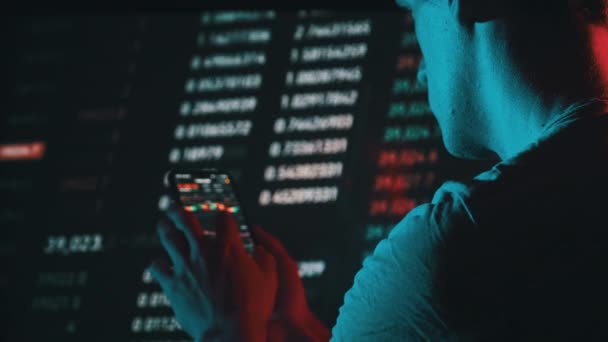 Handelaar Analyseren Cryptogeld Grafieken Een Smartphone Scherm Het Donker Man — Stockvideo