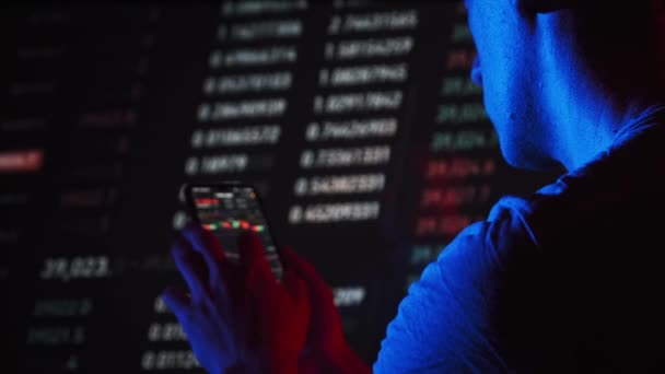 Handelaar Analyseren Cryptogeld Grafieken Een Smartphone Scherm Het Donker Man — Stockvideo