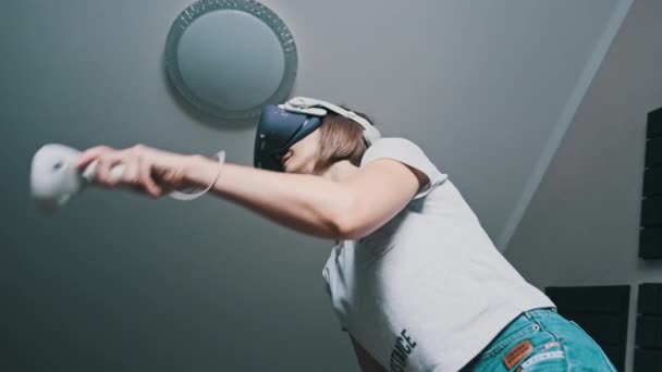 Young Woman Helmet Plays Game Home Emotional Female Using Virtual — Stockvideo