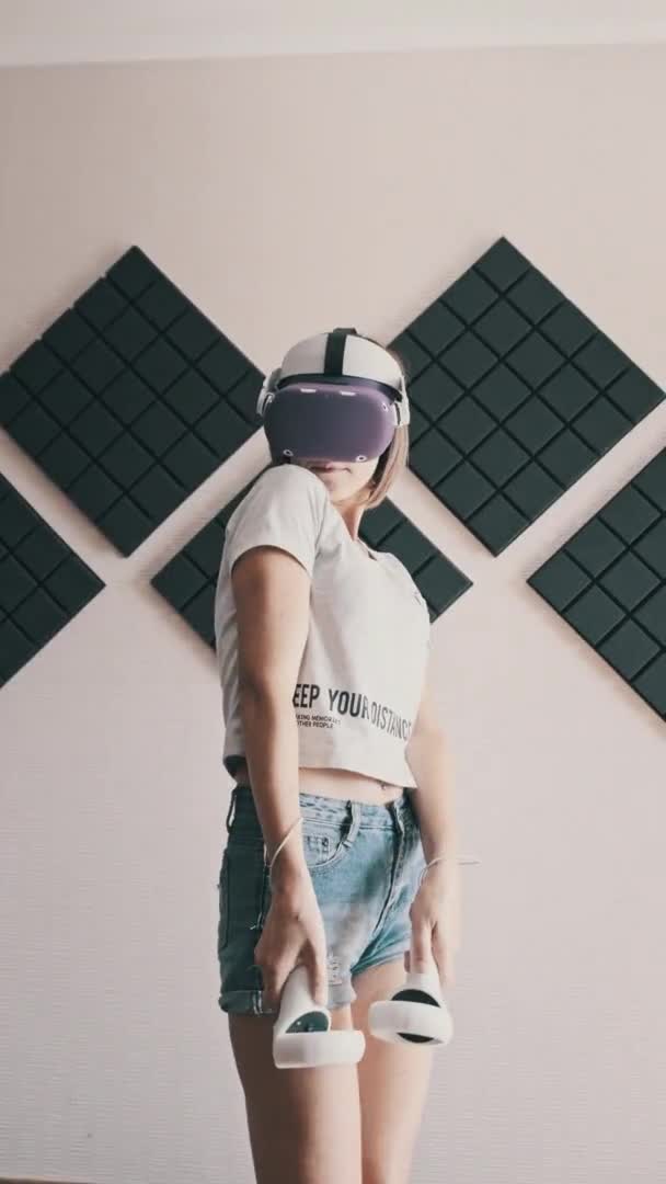 Молодая Женщина Наушниках Виртуальной Реальности Играет Игру Дома Эмоциональная Женщина — стоковое видео