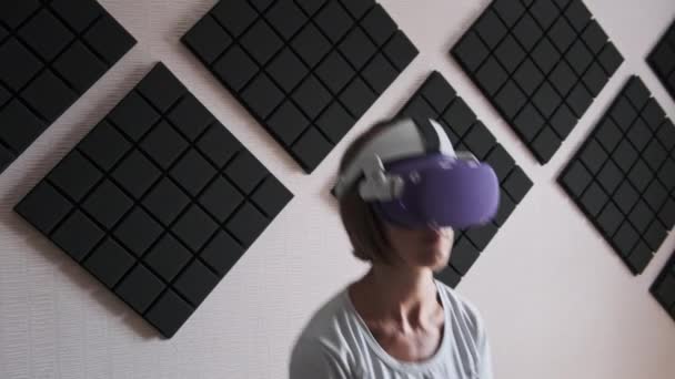 Молодая Женщина Шлеме Виртуальной Реальности Играет Дома Использует Футуристическую Гарнитуру — стоковое видео