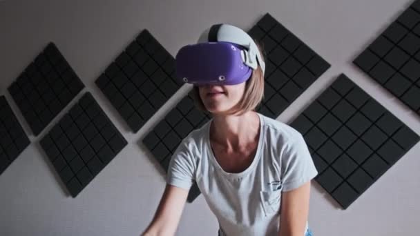 Молодая Женщина Шлеме Виртуальной Реальности Играет Дома Использует Футуристическую Гарнитуру — стоковое видео