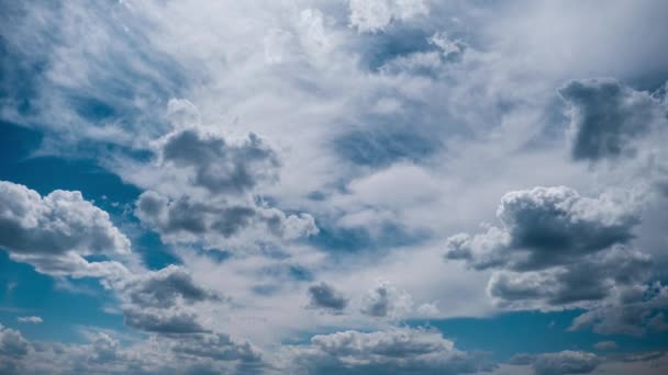 Timelapse Layered Clouds Moving Blue Sky Cumulus Light Clouds Change — Vídeo de stock