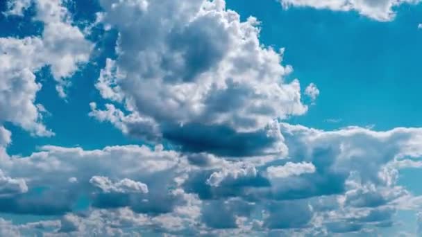 Chmury Poruszające Się Niebieskim Niebie Timelapse Puszyste Puszyste Białe Chmury — Wideo stockowe
