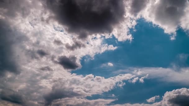 Időszakos Felhők Mozognak Kék Égen Kumulus Fényfelhők Megváltoztatják Alakjukat Felhőtérben — Stock videók