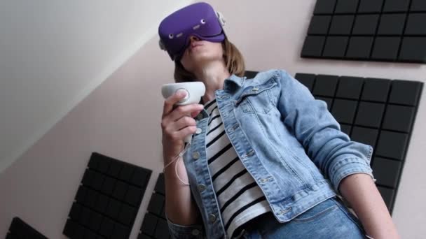 Young Woman Helmet Plays Game Home Emotional Female Using Virtual — Αρχείο Βίντεο