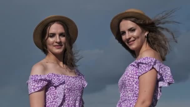 Portrait Two Young Twin Girls Identical Summer Dresses Straw Hats — Stockvideo