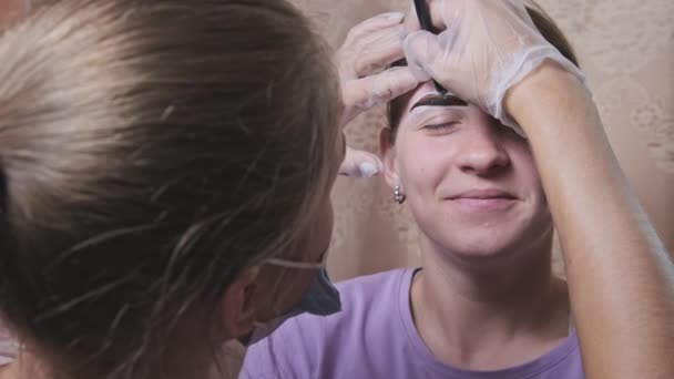 Eyebrow Tinting Procedure Henna Beauty Salon Master Brow Corrects Shape — 图库视频影像
