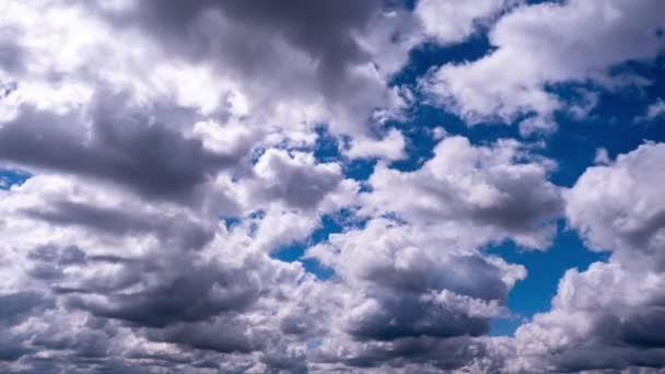 Načasování Hromadných Mraků Pohybujících Modré Obloze Dramatický Oblačný Prostor Tmavými — Stock video