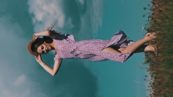 Mișcarea Verticală Lentă Unei Femei Atractive Într Rochie Soare Violet — Videoclip de stoc