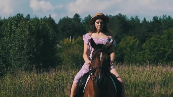 Belle Fille Dans Une Robe Violette Chapeau Paille Monte Cheval — Video