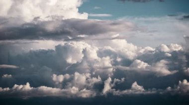 Kümülüs bulutlarının mavi gökyüzünde hareket etme zamanı. Kabarık bulutlar bulut uzayında şekillerini değiştirirler. Harika bir gökyüzü. Bulutların arka planı, zaman atlaması. Uzayı kopyala Hava değişikliği. Doğa. 4K