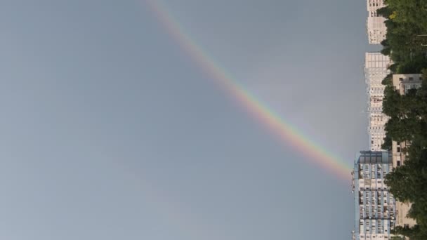 Vertikaler Heller Regenbogen Himmel Über Der Stadt Großer Bunter Regenbogen — Stockvideo