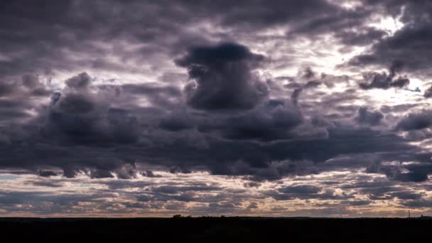 Timelapse Dramatycznych Chmur Burzowych Poruszających Się Niebie Nad Horyzontem Ciemne — Wideo stockowe