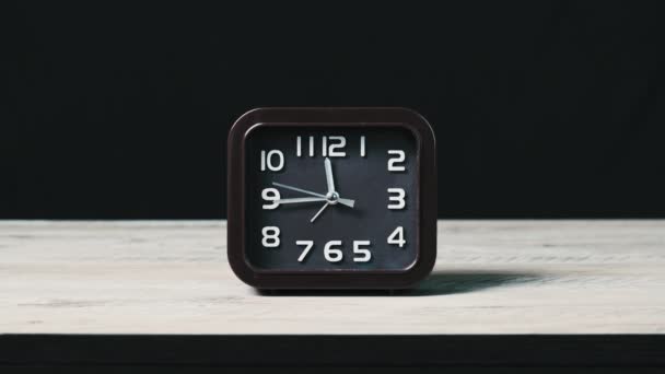 Reloj Mesa Madera Fondo Negro Muestran Tiempo Reloj Segunda Mano — Vídeo de stock