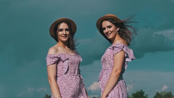 Portrait Two Smiling Young Twin Women Summer Dresses Straw Hats — Video Stock