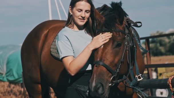 Щаслива Жінка Погладжує Коня Фермі Природі Літній День Повільний Рух — стокове відео