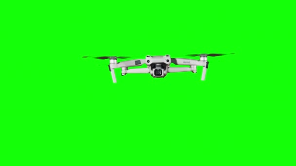 Беспилотник Висит Воздухе Зеленом Экране Настоящий Квадрокоптер Камерой Прозрачном Фоне — стоковое видео