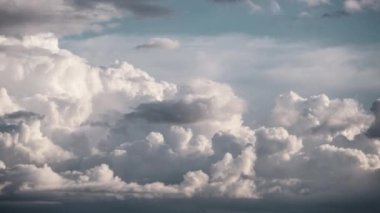 Kümülüs bulutlarının mavi gökyüzünde hareket etme zamanı. Kabarık bulutlar bulut uzayında şekillerini değiştirirler. Harika bir gökyüzü. Bulutların arka planı, zaman atlaması. Uzayı kopyala Hava değişikliği. Doğa. 4K
