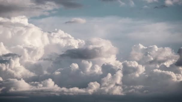 Timelapse Από Πυκνά Σύννεφα Που Κινούνται Στον Γαλάζιο Ουρανό Χνουδωτά — Αρχείο Βίντεο