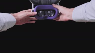 POV görevlisi alfa kanallı VR kulaklığı takıyor. Sanal gerçeklik gözlüğü takmak. Genç erkek eller sanal gerçeklik kaskını tutuyor. Meta-evrene daldırma artırılmış gerçeklik, metaevrene daldırma