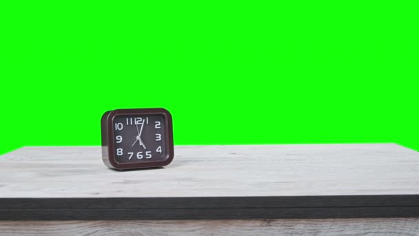 Reloj Analógico Mesa Madera Muestran Hora Pantalla Verde Segunda Mano — Vídeos de Stock