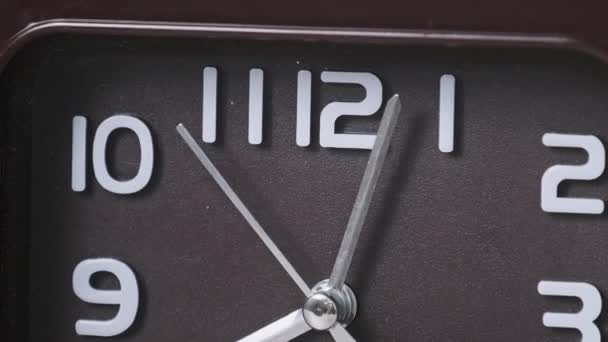 木制桌子上的指针时钟显示时间为8点 箭头褐色钟形的正方形与秒 小时的手关闭 机械现代手表 概念时间表 日常活动 — 图库视频影像
