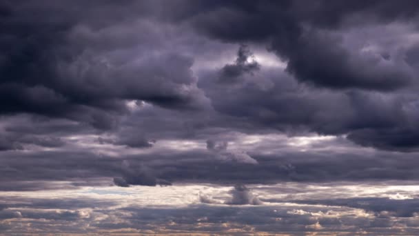 劇的な嵐の雲の時間経過は 空に移動する 暗い嵐の積雲は雲の空間で形を変える 劇的な雰囲気の背景 時間の経過 天候の変化 景色の空 — ストック動画