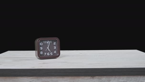 Reloj Puntero Mesa Madera Fondo Negro Muestran Tiempo Reloj Segunda — Vídeo de stock