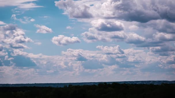 Timelapse Nubes Cúmulos Moviéndose Cielo Sobre Horizonte Dramático Espacio Nublado — Vídeos de Stock