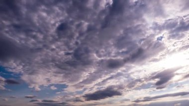 Kümülüs bulutlarının mavi gökyüzünde güneşin altında hareket etme zamanı. Bulutlar bulut uzayında şekillerini değiştirirler. Harika bir gökyüzü. Dramatik atmosfer geçmişi, zaman atlaması. Hava değişikliği. Doğa. 4K