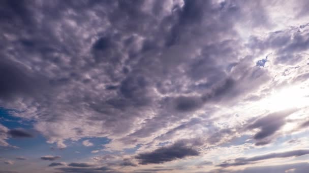 하늘에서 아래로 움직이고 뭉게구름의 부분입니다 구름은 구름의 공간에서 모양을 바꿉니다 — 비디오