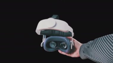 Adam şeffaf arka plan ve bakış açısından VR kulaklığı alıyor. POV sanal gerçeklik gözlüğü takıyor, Alfa Kanalı. Genç erkek eller sanal gerçeklik kaskını tutuyor. Meta-evren gerçekliğine dalmak