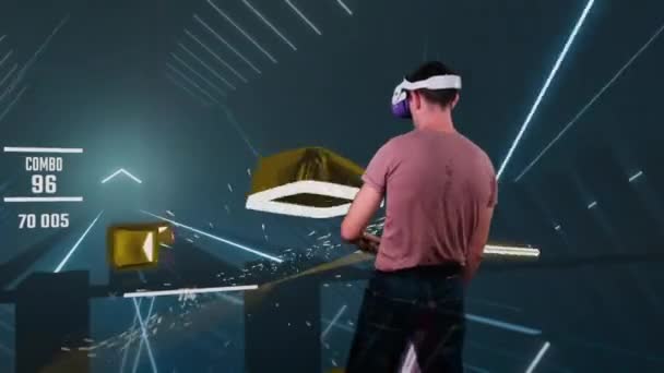 Людина Шоломі Віртуальної Реальності Грає Гру Доповненій Реальності Гравець Бореться — стокове відео
