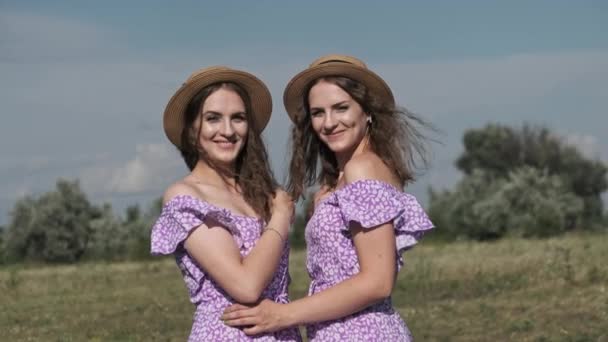 Portrait Two Young Twin Girls Identical Summer Dresses Straw Hats — Stockvideo