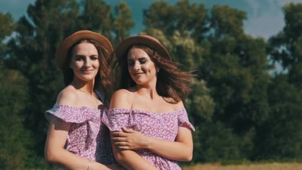 Portrait Two Smiling Young Twin Women Summer Dresses Straw Hats — Video Stock