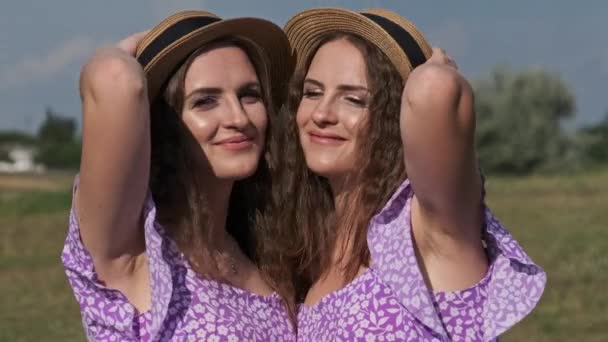 Portrait Two Young Twin Girls Identical Summer Dresses Straw Hats — Video Stock