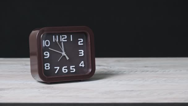 Reloj Puntero Mesa Madera Fondo Negro Muestran Tiempo Reloj Segunda — Vídeos de Stock