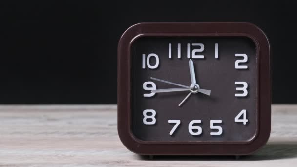 Reloj Puntero Mesa Madera Fondo Negro Muestran Tiempo Segunda Mano — Vídeo de stock