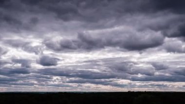 Ufukta hareket eden dramatik fırtına bulutlarının zamanı. Kara fırtınalı kümülüs bulutları bulut uzayında şekillerini değiştirir. Dramatik atmosfer geçmişi, zaman atlaması. Hava değişimi. Manzara gökyüzü