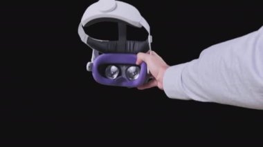 Adam şeffaf arka plan ve bakış açısından VR kulaklığı alıyor. POV sanal gerçeklik gözlüğü takıyor, Alfa Kanalı. Genç erkek eller sanal gerçeklik kaskını tutuyor. Meta-evren gerçekliğine dalmak