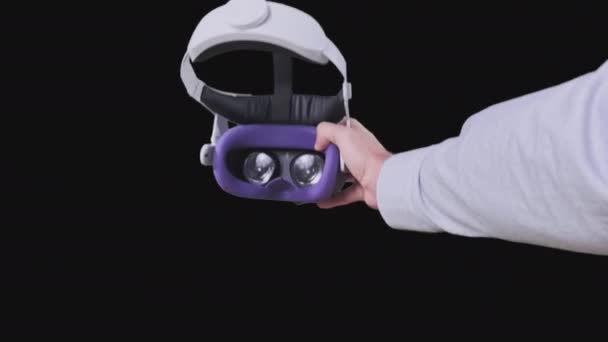 Man Tar Headset Transparent Bakgrund Synvinkel Pov Sätter Virtuella Verklighetsglasögon — Stockvideo