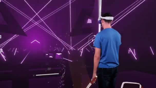 Uomo Auricolare Realtà Virtuale Gioca Videogioco Azione Nella Realtà Aumentata — Video Stock