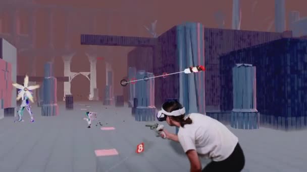 仮想現実ヘッドセットの女性は 拡張現実でアクションビデオゲームをプレイします Vrヘルメット 3Dサイバー空間に混在現実 仮想空間の撮影アニメーション悪役の若い女の子 未来的な楽しみ — ストック動画